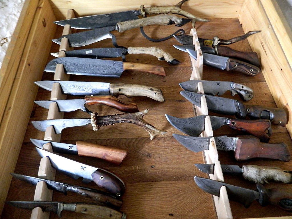 Viele Messer aus der Schmiede